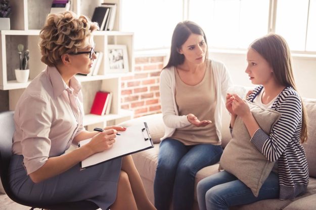Getting an Autism Spectrum Disorder Diagnosis family meets with therapist for autism diagnosis